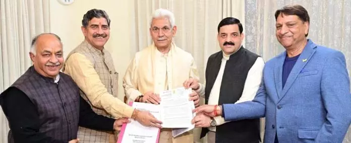 MP Jugal के नेतृत्व में प्रतिनिधिमंडल ने एलजी से मुलाकात की MP Jugal के नेतृत्व में प्रतिनिधिमंडल ने एलजी से मुलाकात की