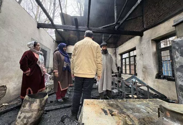 Anantnag में प्राथमिक स्कूल आग में जलकर खाक Anantnag में प्राथमिक स्कूल आग में जलकर खाक
