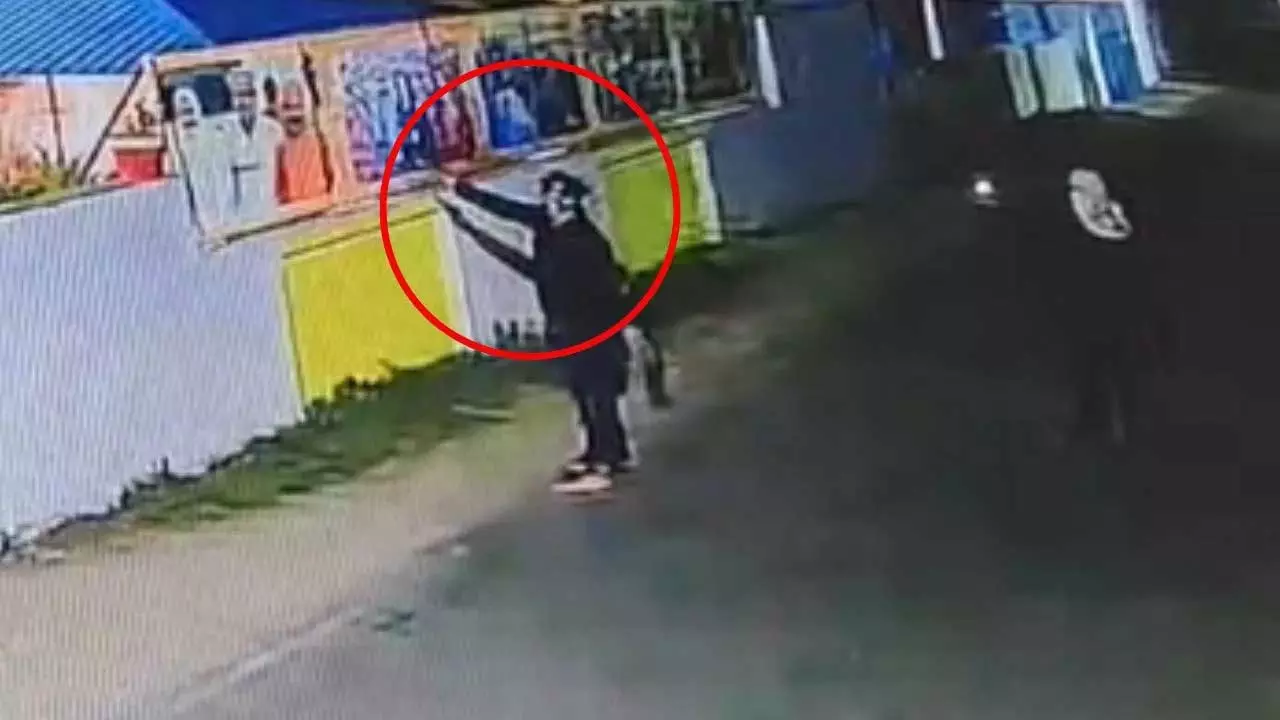 BIG BREAKING: विधायक उमेश कुमार की कोठी पर फायरिंग, वीडियो वायरल BIG BREAKING: विधायक उमेश कुमार की कोठी पर फायरिंग, वीडियो वायरल