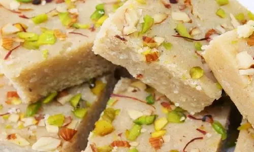 Makhana Barfi: मिठाइयों के मौसम में इसे जरूर ट्राई करें Makhana Barfi: मिठाइयों के मौसम में इसे जरूर ट्राई करें