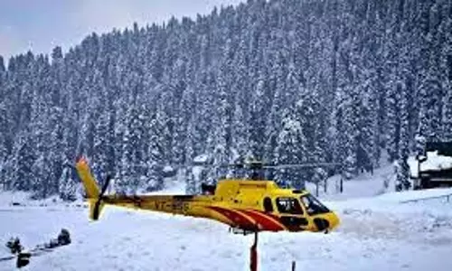 कश्मीर के गुलमर्ग में सनशाइन प्वाइंट तक हेलीकॉप्टर की उड़ान को रोमांचित किया गया कश्मीर के गुलमर्ग में सनशाइन प्वाइंट तक हेलीकॉप्टर की उड़ान को रोमांचित किया गया