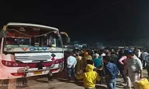 UP News  : ओवरटेकिंग को लेकर बदमाशों ने टूरिस्ट बस का शीशा तोड़ा और यात्रियों से की मारपीट