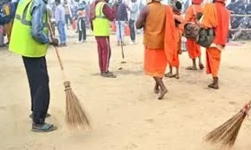 UP News:महाकुंभ में सफाई कर्मचारी ने खुद को मारा चाकू