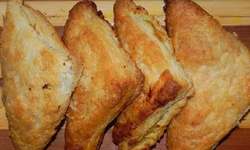 Baked Samosa: जब बात मसालेदार चीजों की हो, तो इस डिश से लें अपनी जीभ का साथ Baked Samosa: जब बात मसालेदार चीजों की हो, तो इस डिश से लें अपनी जीभ का साथ