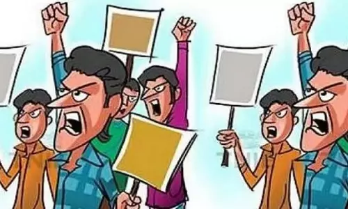 Odisha: प्रदर्शनकारी ठेका कर्मचारी ने खुद को आग लगाने की कोशिश की Odisha: प्रदर्शनकारी ठेका कर्मचारी ने खुद को आग लगाने की कोशिश की