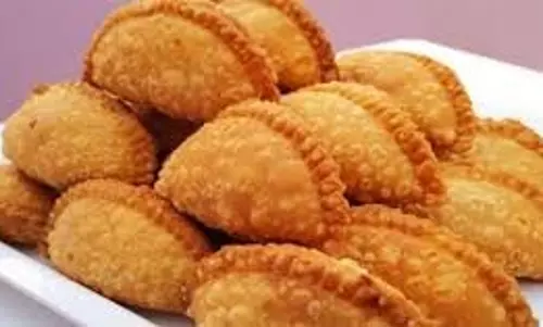 Gujiya Recipe: होली पर बनाएं पारंपरिक मावा गुजिया
