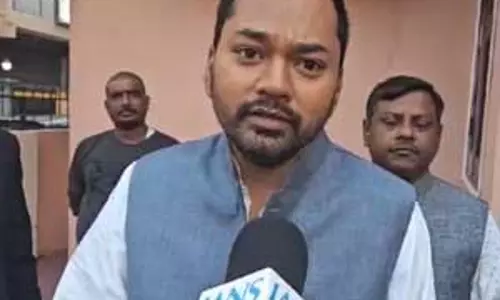 पिताजी पांच साल और सरकार चलाने में सक्षम, राजनीति में एंट्री पर निशांत कुमार की चुप्पी पिताजी पांच साल और सरकार चलाने में सक्षम, राजनीति में एंट्री पर निशांत कुमार की चुप्पी