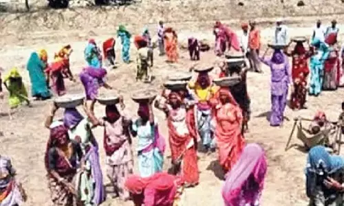 Telangana: गांवों में नरेगा जॉब कार्ड के लिए होड़
