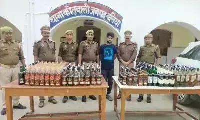 Ballia: पुलिस की संयुक्त टीम ने 292 बोतल अवैध अंग्रेजी शराब के साथ एक तस्कर को गिरफ्तार किया Ballia: पुलिस की संयुक्त टीम ने 292 बोतल अवैध अंग्रेजी शराब के साथ एक तस्कर को गिरफ्तार किया