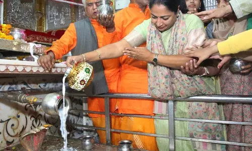 रेखा ने चांदनी चौक मंदिर में किया रुद्राभिषेक, महाशिवरात्रि की शुभकामनाएं दी