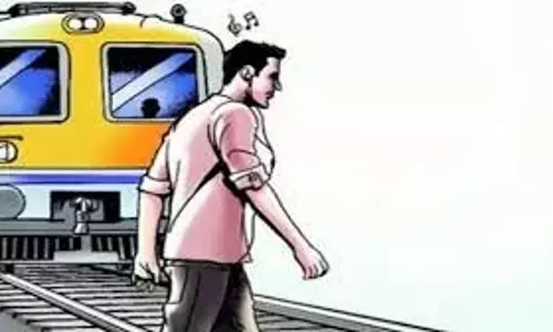 Bihar: ट्रेन की चपेट में आने से कटे युवक का हाथ व पैर Bihar: ट्रेन की चपेट में आने से कटे युवक का हाथ व पैर