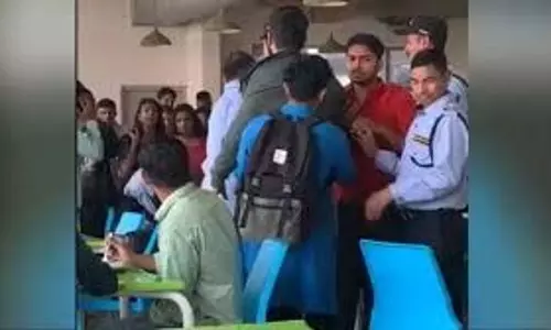 Delhi: साउथ एशियन यूनिवर्सिटी में नॉनवेज खाने को लेकर छात्र पर हमला Delhi: साउथ एशियन यूनिवर्सिटी में नॉनवेज खाने को लेकर छात्र पर हमला