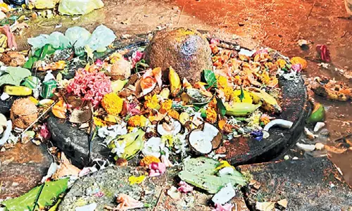 Odisha: पहाड़ पर स्थित मंदिरों में दर्शन के लिए बड़ी संख्या में श्रद्धालु आए