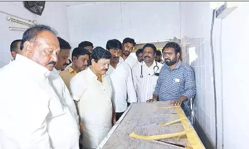 Andhra: गोदावरी नदी में पांच युवक डूबे Andhra: गोदावरी नदी में पांच युवक डूबे