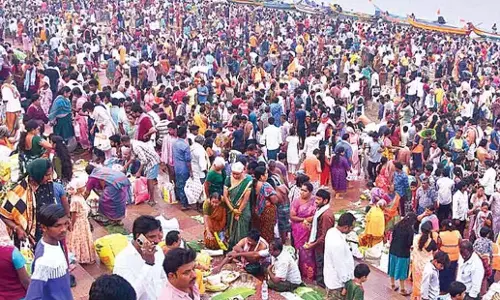 Andhra: गोदावरी नदी में पवित्र स्नान के लिए श्रद्धालुओं की भारी भीड़ उमड़ी Andhra: गोदावरी नदी में पवित्र स्नान के लिए श्रद्धालुओं की भारी भीड़ उमड़ी