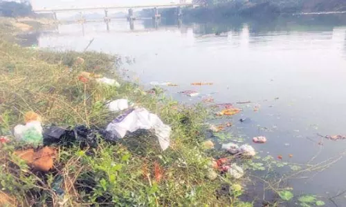 कार्यकर्ताओं ने नदी की सफाई का आग्रह किया कार्यकर्ताओं ने नदी की सफाई का आग्रह किया