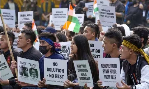 मणिपुर: कुकी-ज़ो समूह ने हथियार सौंपने के लिए रखीं चार शर्तें मणिपुर: कुकी-ज़ो समूह ने हथियार सौंपने के लिए रखीं चार शर्तें
