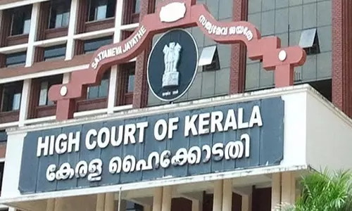 Kerala HC ने राज्य में अनधिकृत रूप से नए स्थायी या अस्थायी ध्वज-स्तंभ लगाने पर रोक लगाई