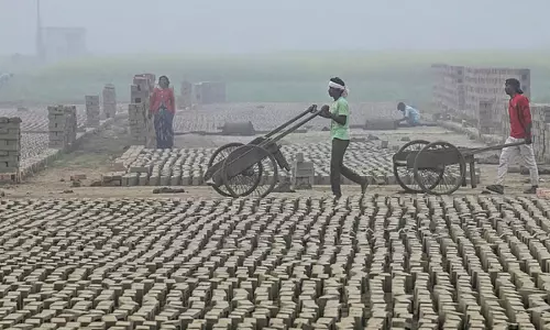 दंपत्ति को बंधुआ मजदूर के रूप में काम करने के लिए मजबूर  के आरोप में ईंट भट्ठा मालिक के खिलाफ मामला दर्ज