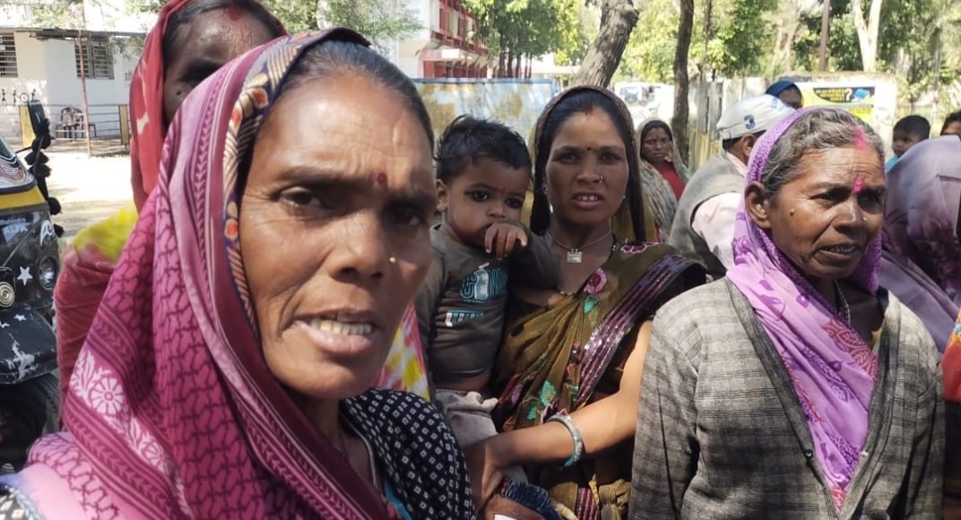 अजीब तरीके से जनसुनवाई में फरियाद, सड़क की गुहार लगाते हुए पहुंचे ग्रामीण