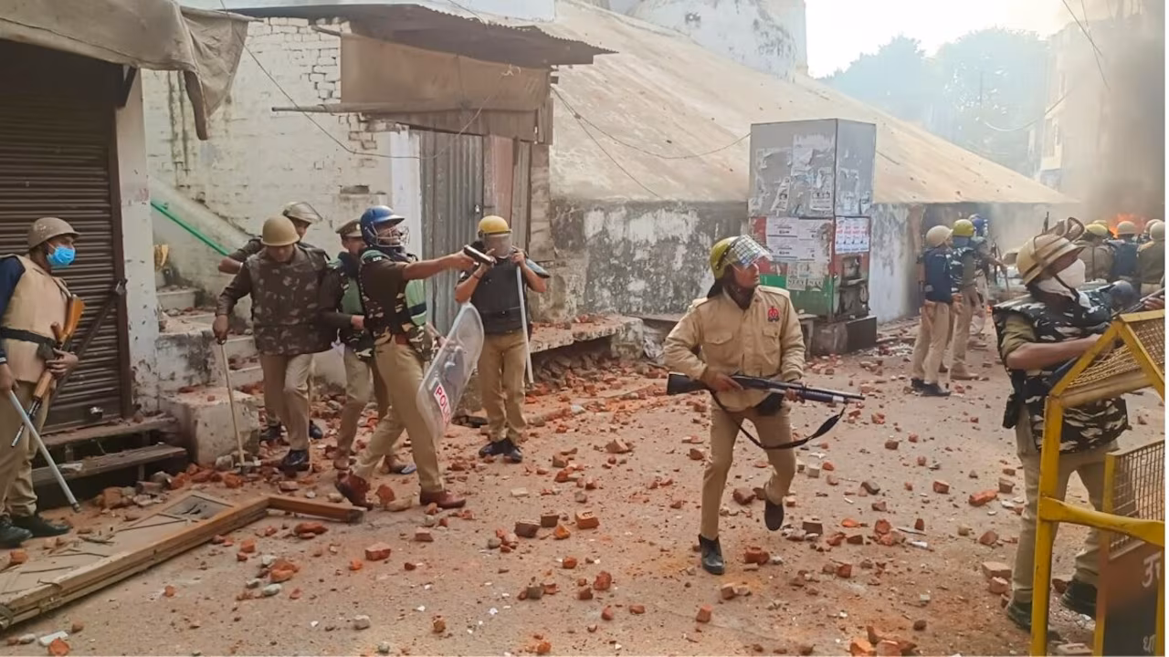 Moradabad: तीन माह पूर्व हुई सम्भल हिंसा में शामिल आरोपितों के खिलाफ कुर्की की कार्रवाई
