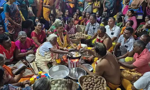 Shivaratri : 92 वर्षीय महिला खौलते घी में हाथ से पकाती हैं रोटी Shivaratri : 92 वर्षीय महिला खौलते घी में हाथ से पकाती हैं रोटी