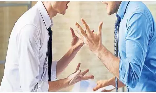 अरे बाप रे! युवक को आया इतना गुस्सा...दोस्त का कान काटा फिर चबा भी लिया