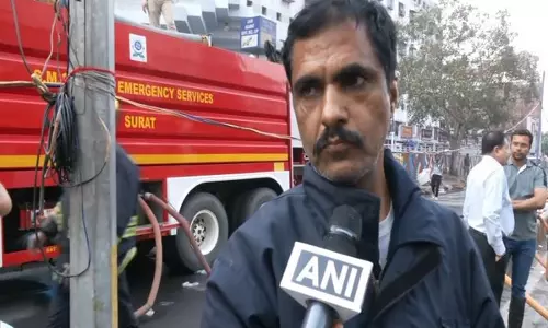Gujarat: मुख्य अग्निशमन अधिकारी ने बताया कि सूरत के शिव शक्ति कपड़ा बाजार का लगभग आधा हिस्सा जल गया