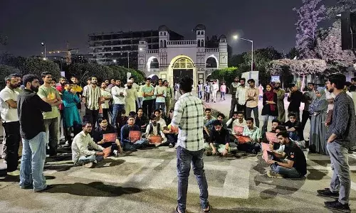 सीएम योगी की उर्दू विरोधी टिप्पणी के खिलाफ MANUU के छात्रों का विरोध प्रदर्शन