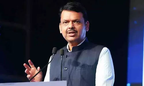 Maharashtra की राजनीति: सीएम देवेंद्र फडणवीस सरकार आलोचनाओं के घेरे में Maharashtra की राजनीति: सीएम देवेंद्र फडणवीस सरकार आलोचनाओं के घेरे में