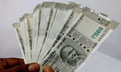 कांग्रेस उम्मीदवार के सहयोगियों ने Mancherial में मतदाताओं को पैसे बांटे कांग्रेस उम्मीदवार के सहयोगियों ने Mancherial में मतदाताओं को पैसे बांटे