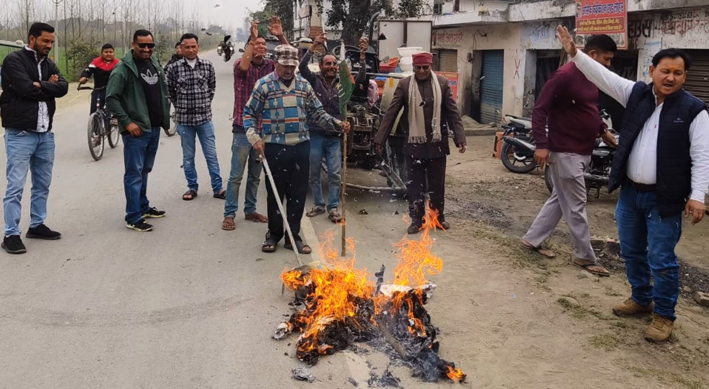 Pantnagar: यूकेडी के कार्यकतार्ओं ने कैबिनेट मंत्री प्रेमचंद अग्रवा का पुतला फूंका Pantnagar: यूकेडी के कार्यकतार्ओं ने कैबिनेट मंत्री प्रेमचंद अग्रवा का पुतला फूंका