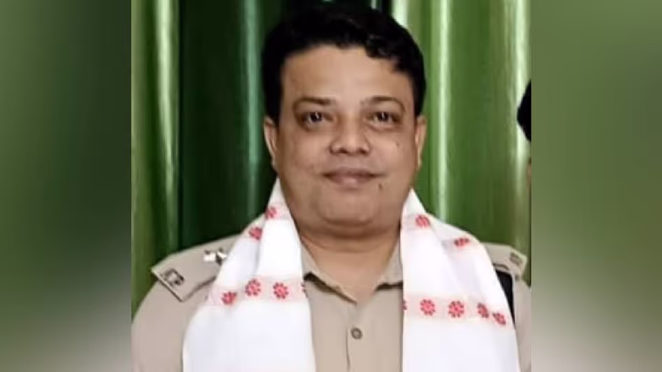 Assam : गुवाहाटी के लालमाटी इलाके में तेज रफ्तार कार ने स्कूटी को टक्कर मार
