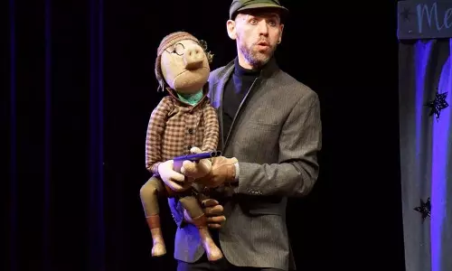 टैगोर थिएटर में Puppet कलाकारों ने दर्शकों को बंधक बनाया टैगोर थिएटर में Puppet कलाकारों ने दर्शकों को बंधक बनाया
