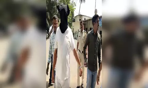 पिता ने तीन बेटियों का किया बलात्कार, एक का चार बार गर्भपात भी कराया, आरोपी गिरफ्तार पिता ने तीन बेटियों का किया बलात्कार, एक का चार बार गर्भपात भी कराया, आरोपी गिरफ्तार