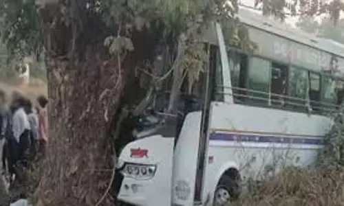 Kerala : मलप्पुरम में बस पलटने से 17 यात्री घायल Kerala : मलप्पुरम में बस पलटने से 17 यात्री घायल