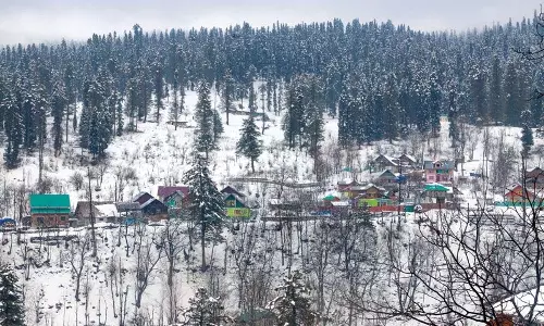 Kashmir के ऊंचाई वाले इलाकों में बर्फबारी, मैदानी इलाकों में बारिश