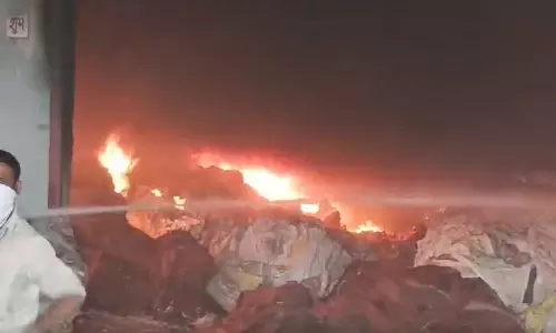 आग की चपेट में बारदाना गोदाम, वीडियो