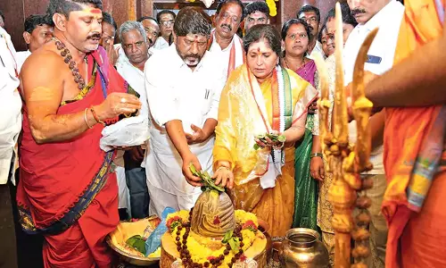 Telangana: मधिरा मंदिर में पूजा करते भट्टी दम्पति