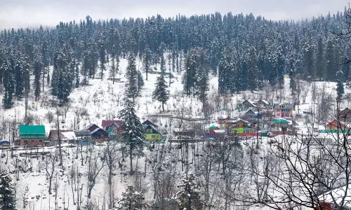 घाटी के ऊंचे इलाकों में ताजा बर्फबारी, Gulmarg में गोंडोला सेवाएं स्थगित घाटी के ऊंचे इलाकों में ताजा बर्फबारी, Gulmarg में गोंडोला सेवाएं स्थगित