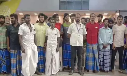 श्रीलंका द्वारा गिरफ्तार किये गये 25 भारतीय मछुआरे Chennai लौटे श्रीलंका द्वारा गिरफ्तार किये गये 25 भारतीय मछुआरे Chennai लौटे