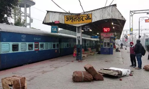 Amritsar: रेलवे ने सुचारू परिचालन के लिए चार ट्रेनों का मार्ग परिवर्तित किया Amritsar: रेलवे ने सुचारू परिचालन के लिए चार ट्रेनों का मार्ग परिवर्तित किया