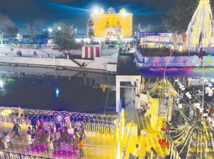हज़ारों श्रद्धालुओ ने लगाई पवित्र कुंड में डुबकी, अव्यवस्थाओं से रही परेशानी