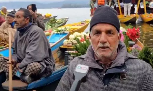 Srinagar हेरिटेज फेस्टिवल के दूसरे दिन शिकारा मार्च का आयोजन