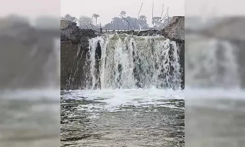 Bhupalapally के चित्याला मंडल में चालिवागु चेक बांध क्षतिग्रस्त हो गया