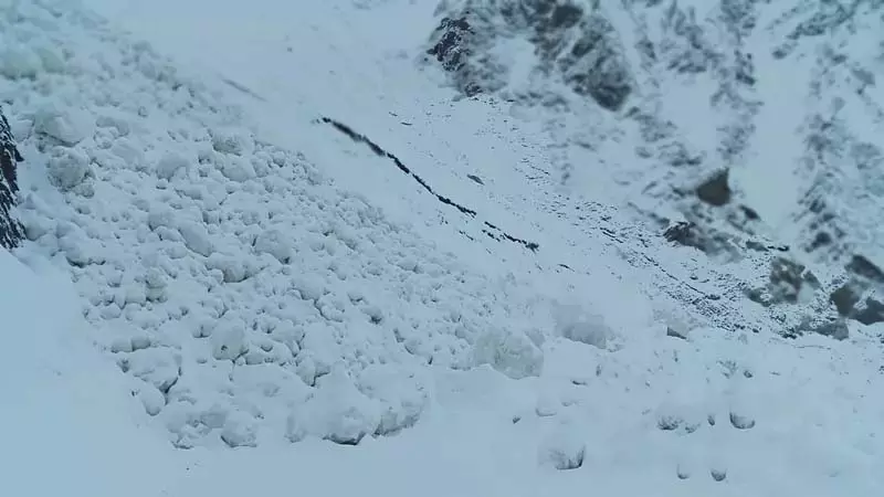 उत्तरी कश्मीर के गुरेज़ में हिमस्खलन से दो घर क्षतिग्रस्त हो गए उत्तरी कश्मीर के गुरेज़ में हिमस्खलन से दो घर क्षतिग्रस्त हो गए