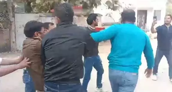 थाना प्रभारी भाग रहा था VIDEO, ACB के अफसरों ने दबोचा थाना प्रभारी भाग रहा था VIDEO, ACB के अफसरों ने दबोचा