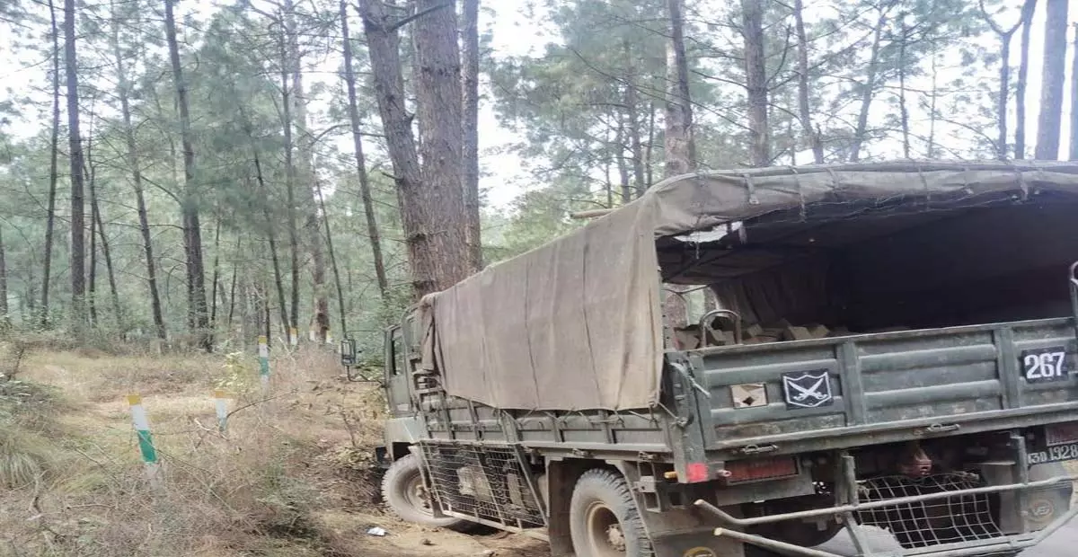 J&K: राजौरी में सेना के वाहन पर आतंकवादियों ने हमला किया J&K: राजौरी में सेना के वाहन पर आतंकवादियों ने हमला किया