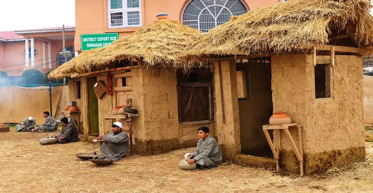J&K: श्रीनगर महोत्सव में पर्यटकों को ग्रामीण जीवन की झलक देखने को मिली J&K: श्रीनगर महोत्सव में पर्यटकों को ग्रामीण जीवन की झलक देखने को मिली