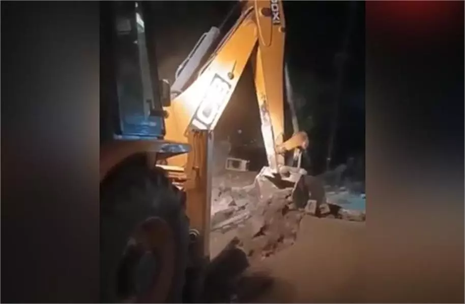 Punjab : देर रात कार्रवाई,महिला ड्रग तस्कर के घर पर चला बुलडोजर Punjab : देर रात कार्रवाई,महिला ड्रग तस्कर के घर पर चला बुलडोजर